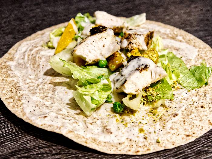 Wrap mit Mango, Hähnchen, Orange, Erbsen, Eisbergsalat und Joghurtsauce
