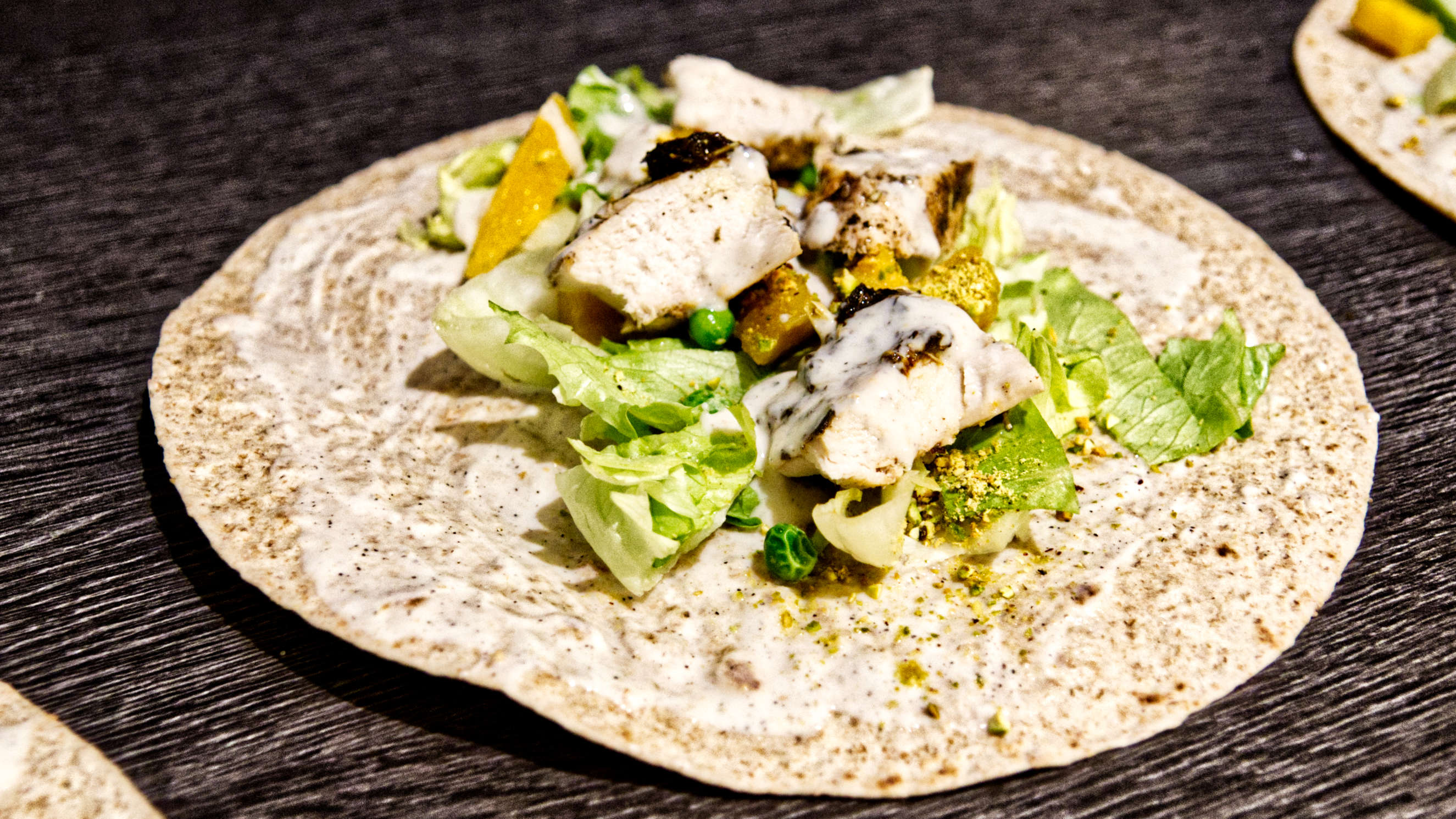 Wrap mit Mango, Hähnchen, Orange, Erbsen, Eisbergsalat und Joghurtsauce