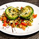 Gebackene Avocado auf Tomaten-Salsa