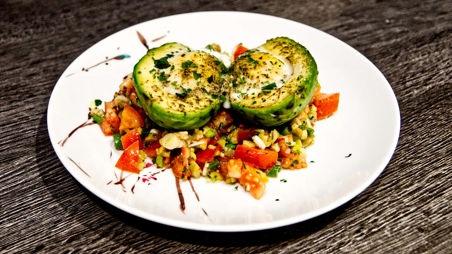 Gebackene Avocado auf Tomaten-Salsa