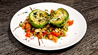 Gebackene Avocado auf Tomaten-Salsa