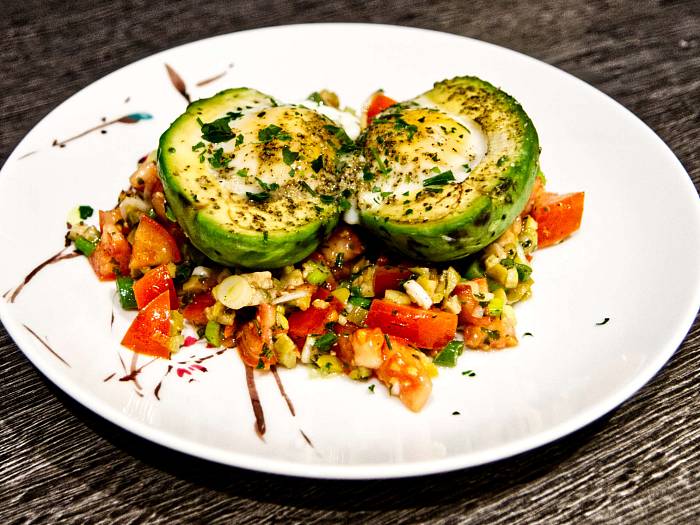 Gebackene Avocado auf Tomaten-Salsa