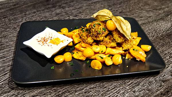 Kokos-Hähnchen-Nuggets auf Süßkartoffeln und Physalis mit Joghurt-Dip