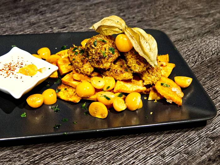 Kokos-Hähnchen-Nuggets auf Süßkartoffeln und Physalis mit Joghurt-Dip