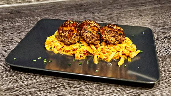 Frikadellen auf Ajvar-Spitzkohl