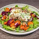 Hackbraten mit Frischkäsefüllung auf buntem Ofengemüse und Rucola
