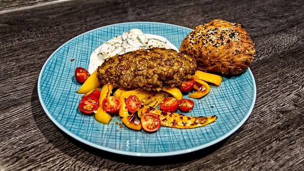 Kebab auf Paprika und Tomaten mit selbst gebackenem Fladenbrot und dazu ein Gurken-Joghurt-Dip.