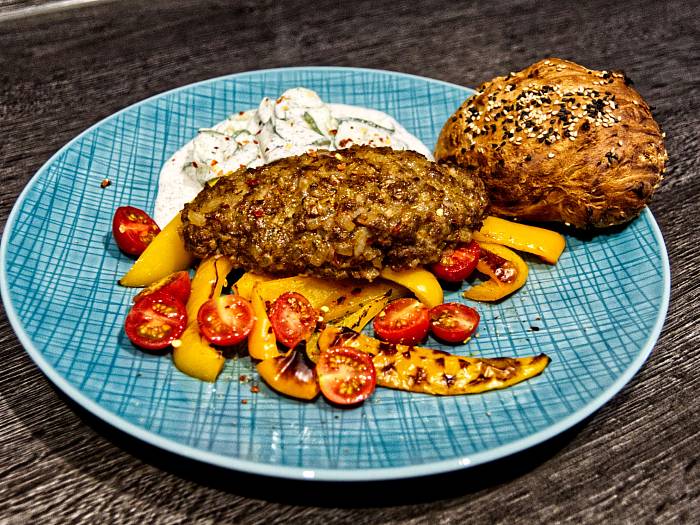 Kebab auf Paprika und Tomaten mit selbst gebackenem Fladenbrot und dazu ein Gurken-Joghurt-Dip.