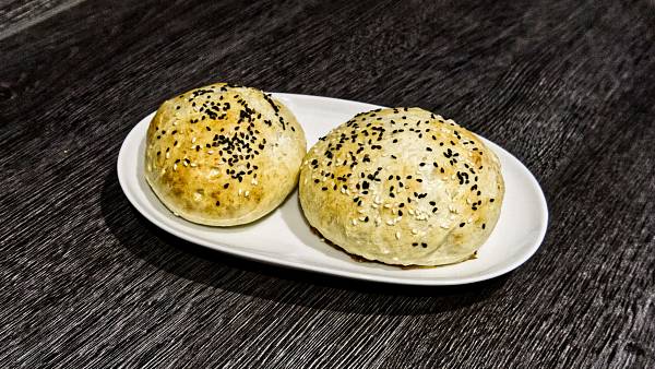 Fladenbrötchen mit schwarzem und weißem Sesam