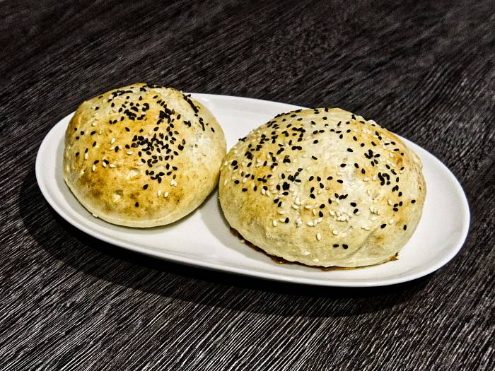 Fladenbrötchen mit schwarzem und weißem Sesam