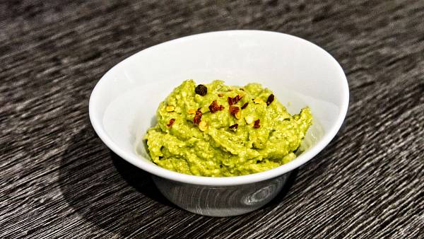Grüner Dip aus Erbsen, Avocados, Curry und Wasabi
