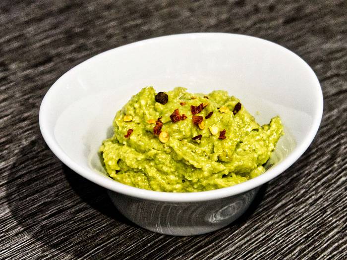 Grüner Dip aus Erbsen, Avocados, Curry und Wasabi