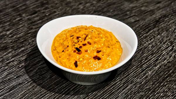Rot-oranger Dip aus Mandeln und eingelegten, gerösteten Paprika