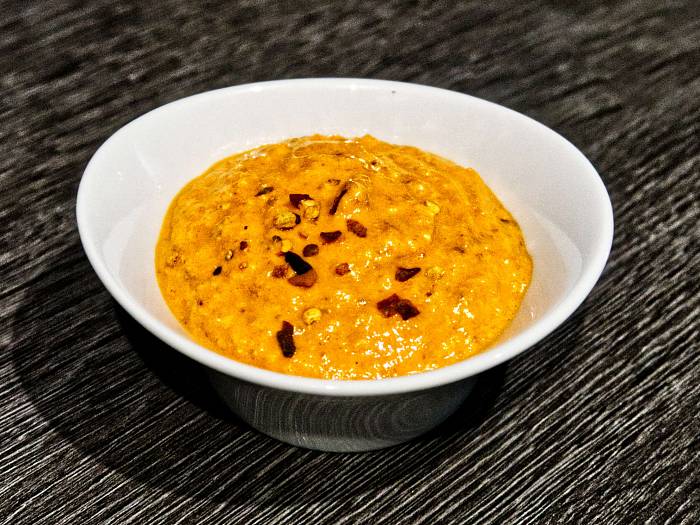 Rot-oranger Dip aus Mandeln und eingelegten, gerösteten Paprika