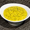 Leuchtend gelbe Honig-Senf-Sauce mit Rosmarin und Thymian