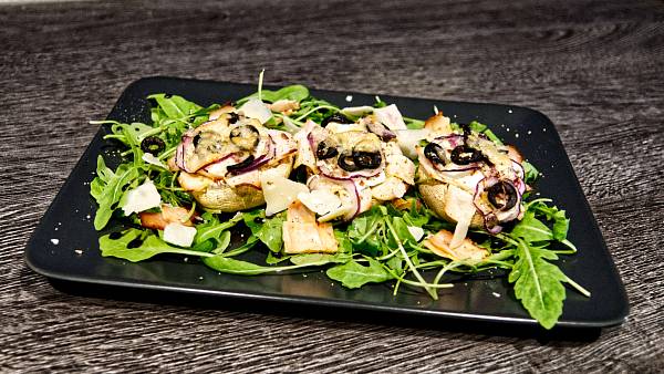 Gefüllte braune Champignons auf Salatbett