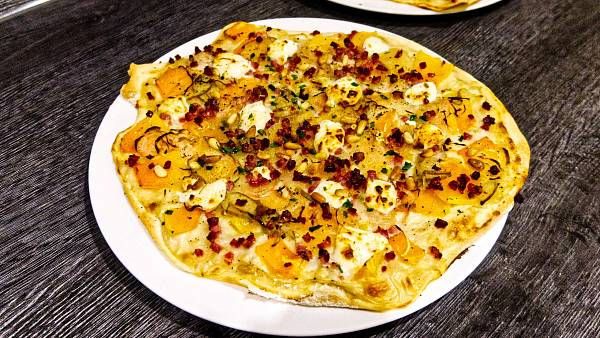 Flammkuchen mit Ziegenkäse, Kürbis, Birnen und Speck