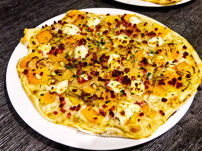 Flammkuchen mit Ziegenkäse, Kürbis, Birnen und Speck