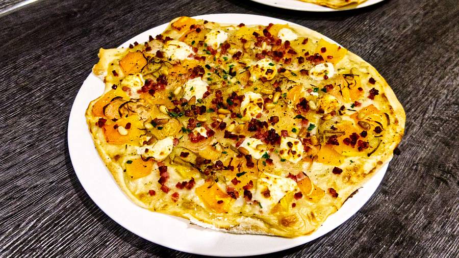 Flammkuchen mit Ziegenkäse, Kürbis, Birnen und Speck