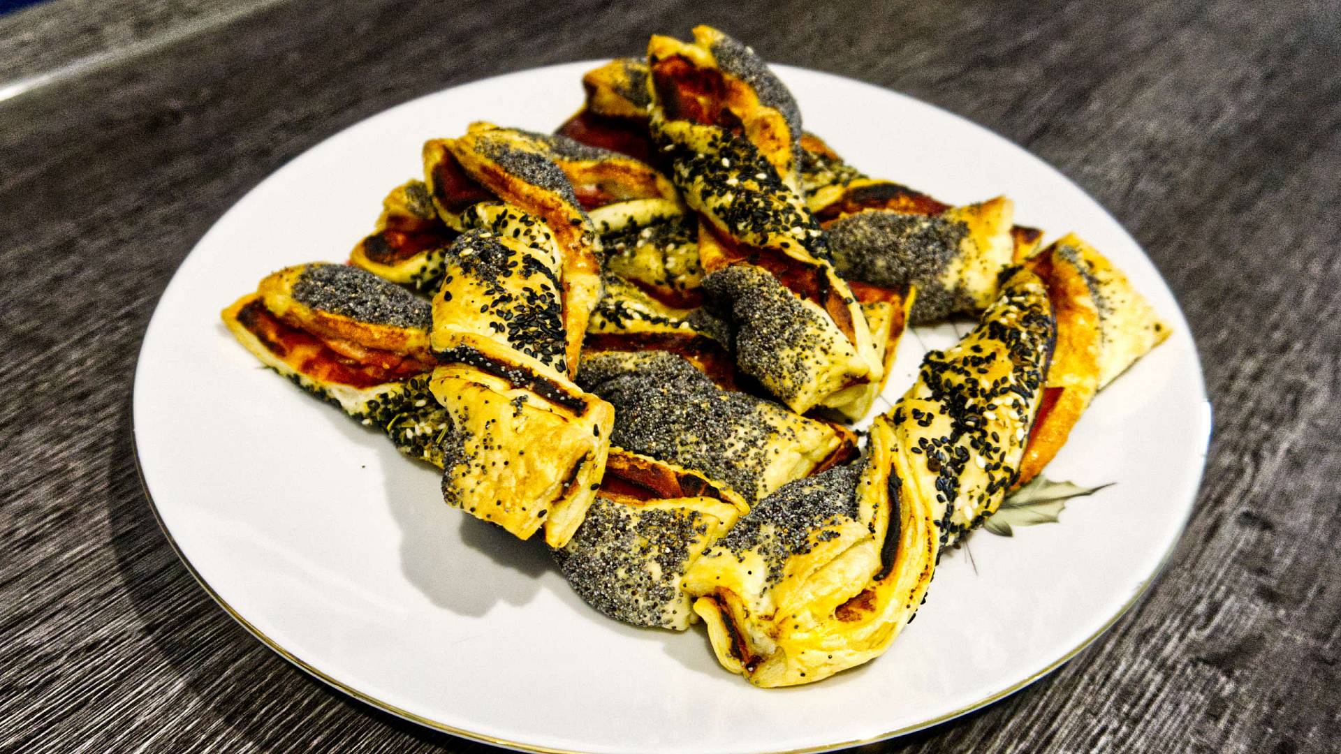 Knusprige Tomaten-Mohn-Stangen mit Sesam-Crunch