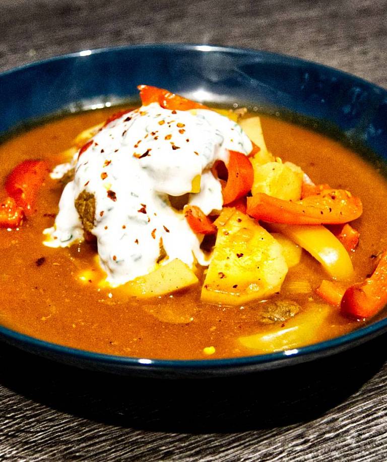 Deftiger Gulasch-Kartoffel-Seelenschmeichler