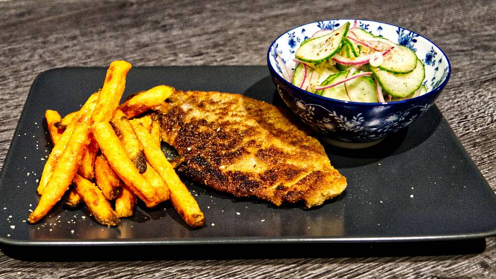 Knuspriges Putenschnitzel Wiener Art mit Pommes