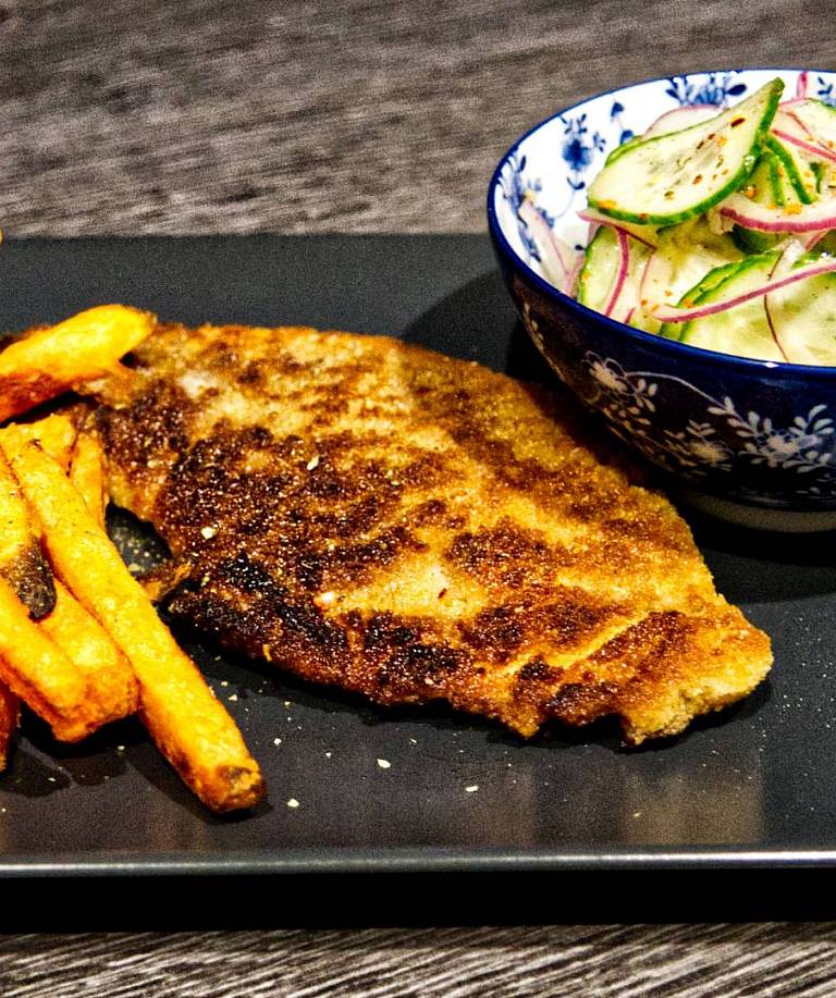 Knusper-Putenschnitzel „Wiener Art“ mit Gurkensalat & Pommes