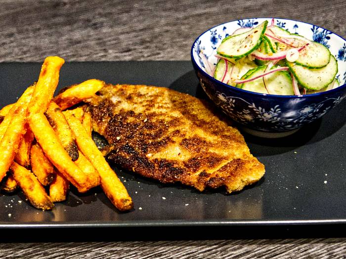 Knuspriges Putenschnitzel Wiener Art mit Pommes