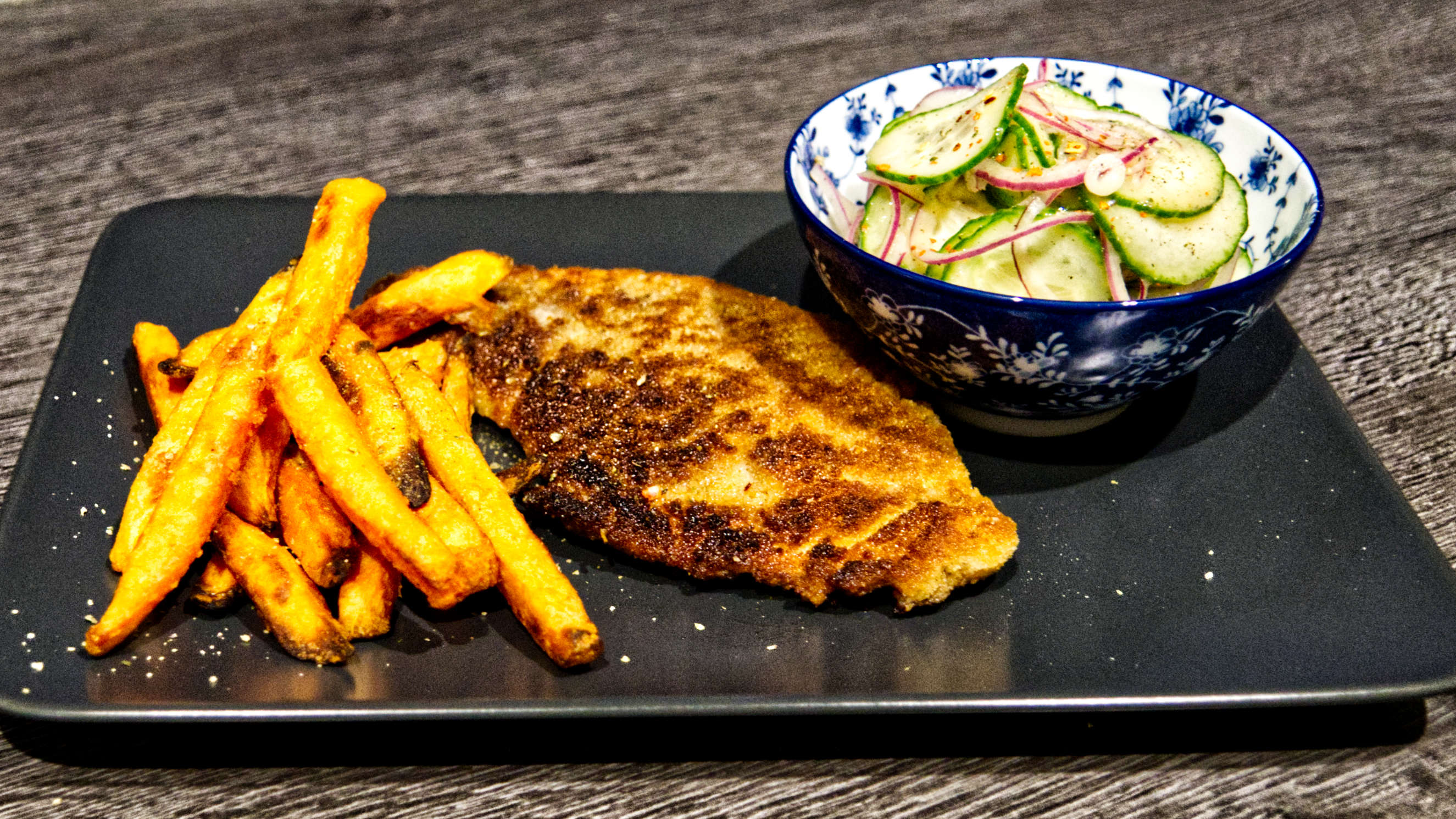Knuspriges Putenschnitzel Wiener Art mit Pommes