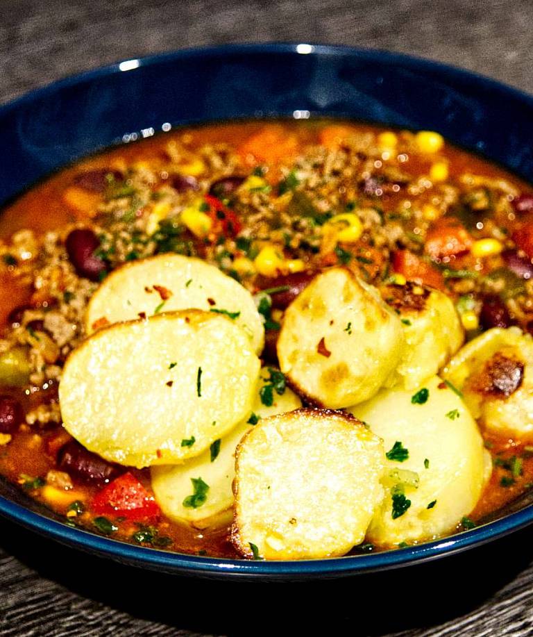 Feuriges Chili con Carne mit Kartoffel-Kick