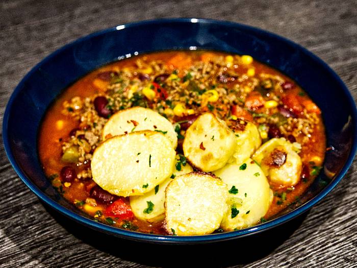 Feuriges Chili con Carne mit Kartoffel-Kick