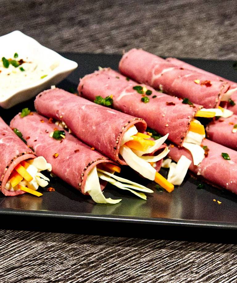 Roastbeef-Röllchen mit pikanter Kapern-Remoulade