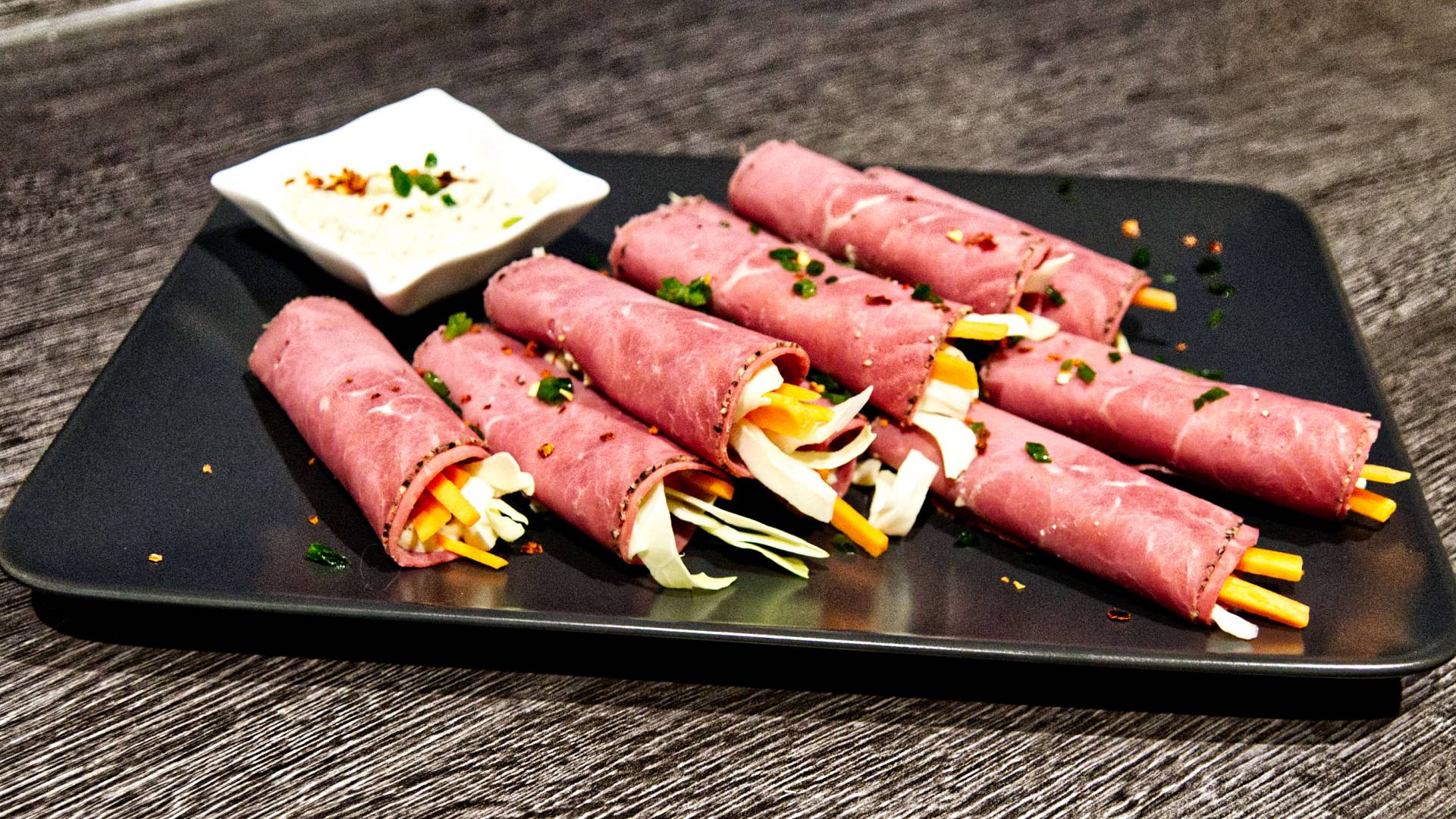 Roastbeef-Röllchen mit pikanter Kapern-Remoulade