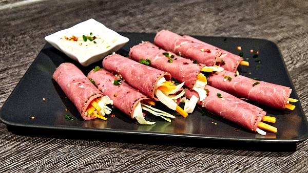 Roastbeef-Röllchen mit pikanter Kapern-Remoulade