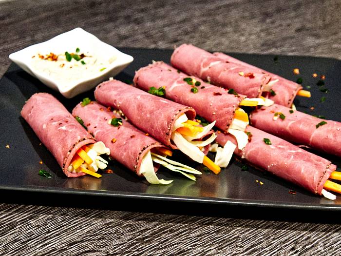 Roastbeef-Röllchen mit pikanter Kapern-Remoulade