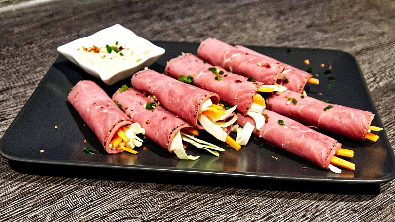 Roastbeef-Röllchen mit pikanter Kapern-Remoulade