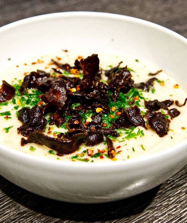 Samtige Sellerie-Cremesuppe mit Bacon-Crunch