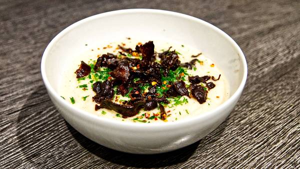 Cremige Selleriesuppe mit knusprigem Bacon-Topping