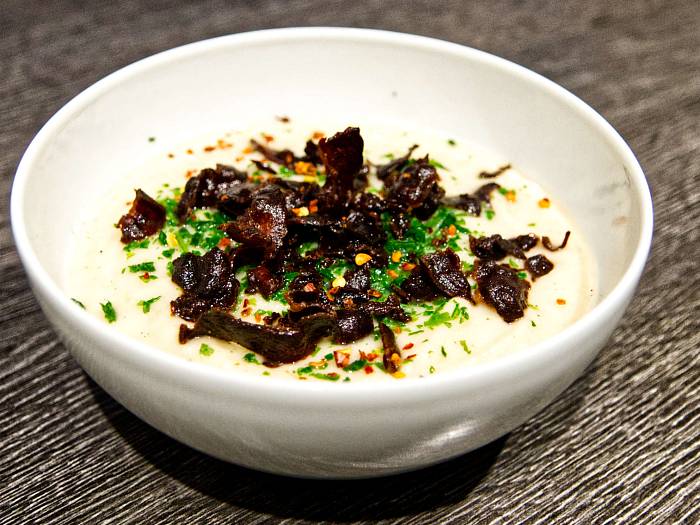 Cremige Selleriesuppe mit knusprigem Bacon-Topping