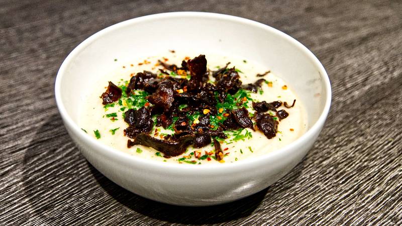 Samtige Sellerie-Cremesuppe mit Bacon-Crunch