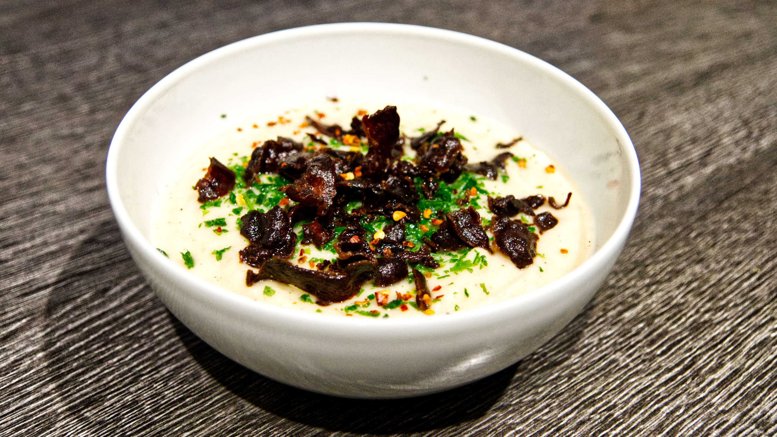 Cremige Selleriesuppe mit knusprigem Bacon-Topping