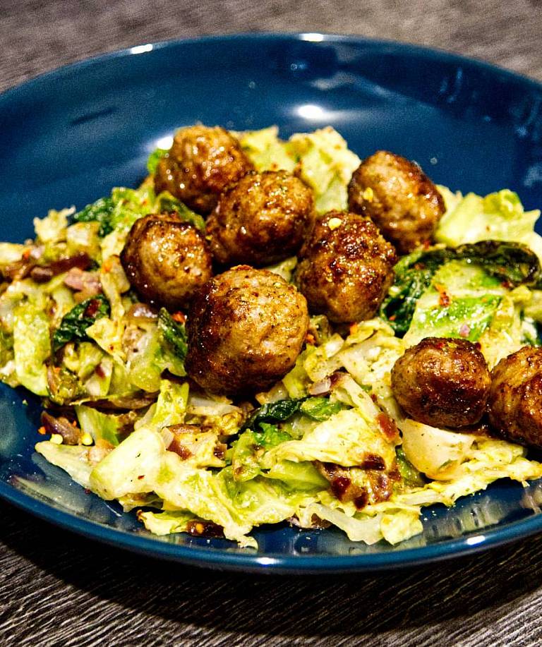 Cremige Wirsing-Pfanne mit italienischen „Hack“bällchen
