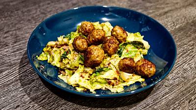 Cremige Wirsing-Pfanne mit italienischen „Hack“bällchen