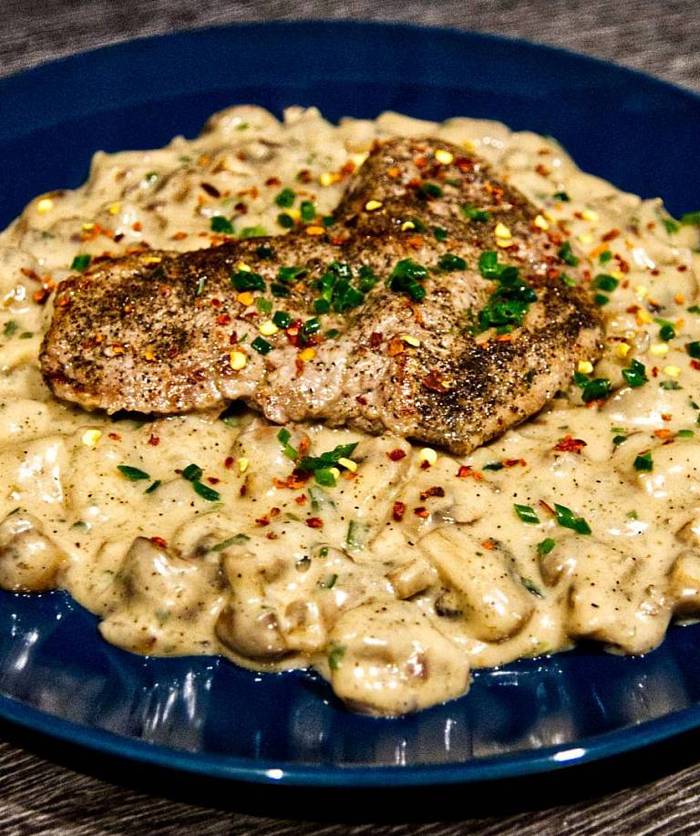 Zartes Kalbsschnitzel an cremigen Rahm-Champignons