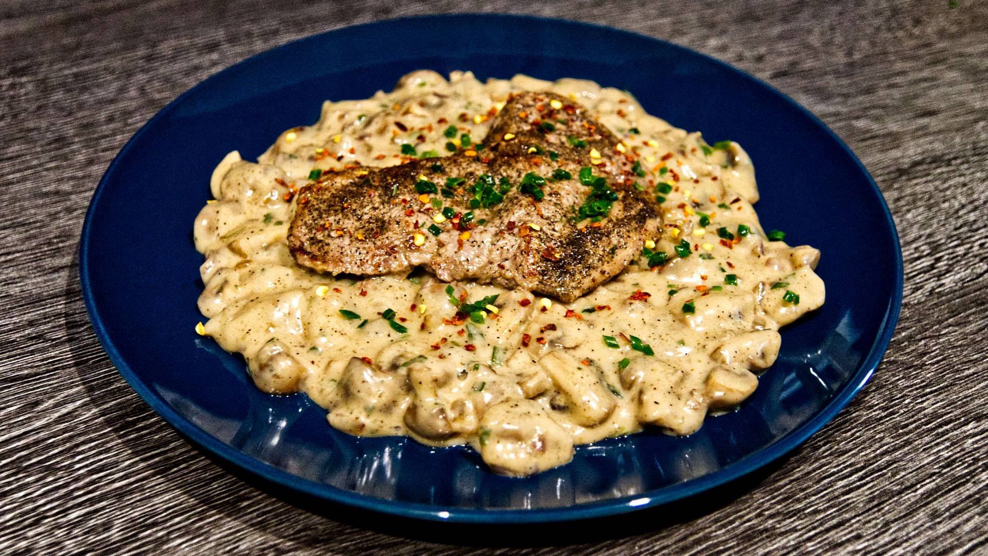 Zartes Kalbsschnitzel an cremigen Rahm-Champignons