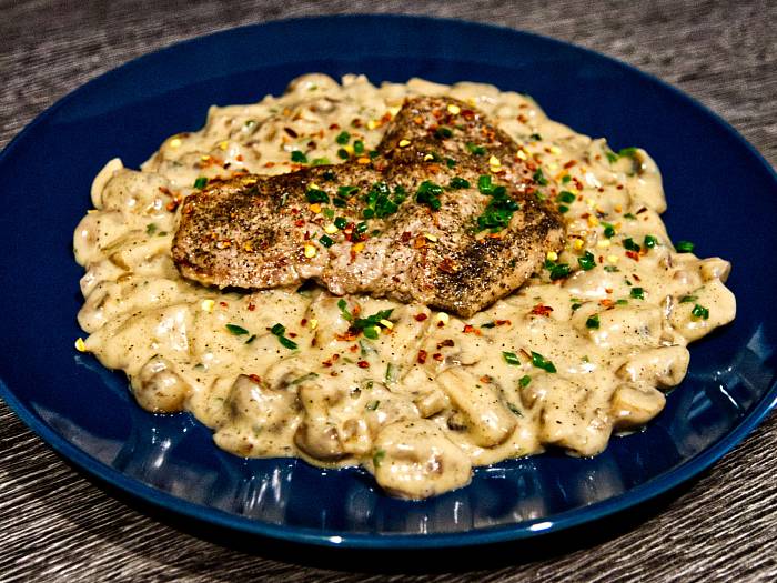 Zartes Kalbsschnitzel an cremigen Rahm-Champignons