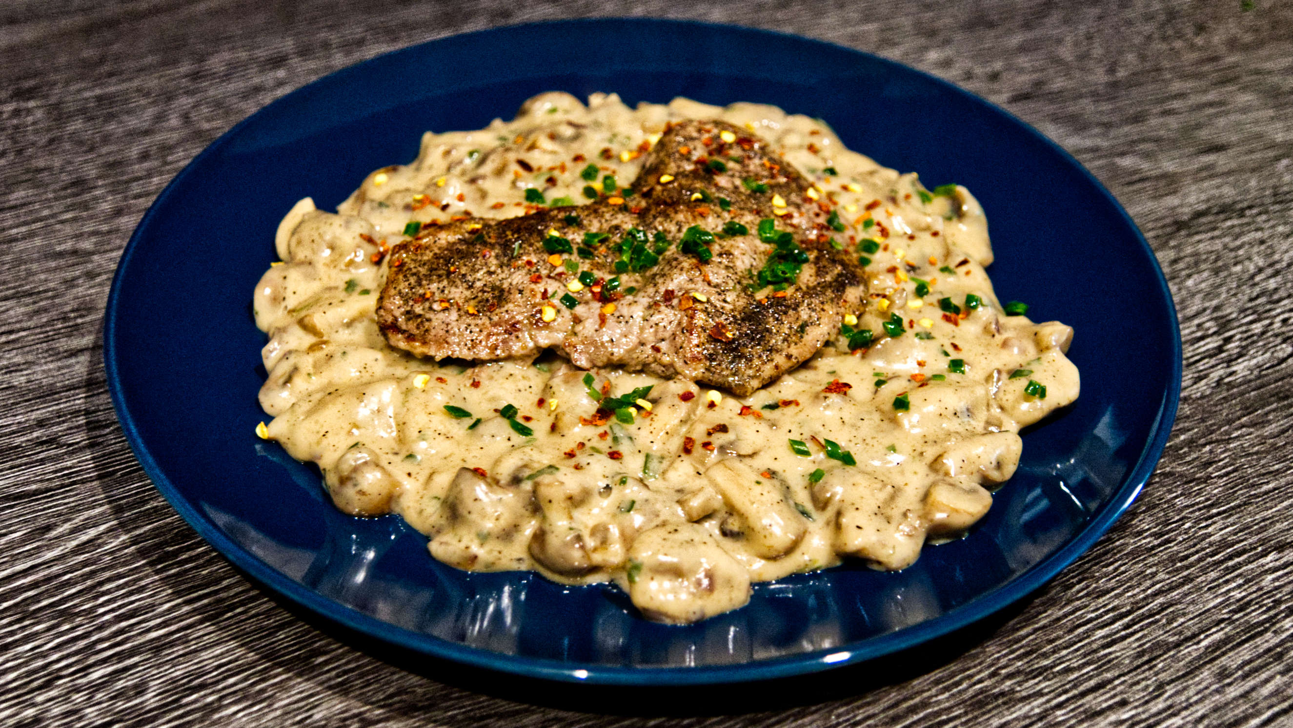 Zartes Kalbsschnitzel an cremigen Rahm-Champignons