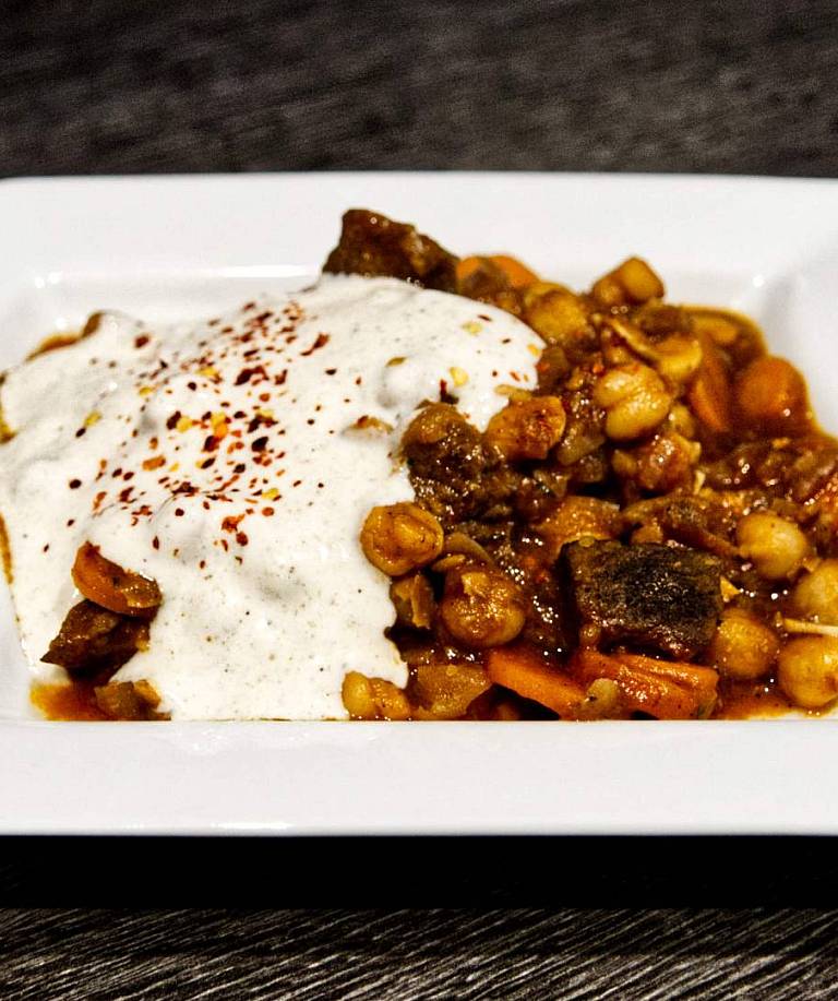 Orientalischer Rinder-Topf mit Kichererbsen & Masala-Joghurt