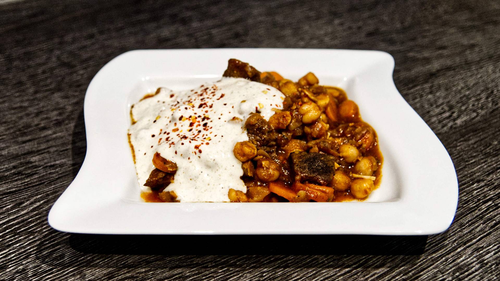 Orientalischer Rinder-Topf mit Kichererbsen & Masala-Joghurt