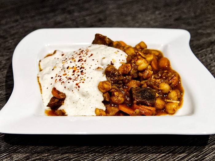 Orientalischer Rinder-Topf mit Kichererbsen & Masala-Joghurt